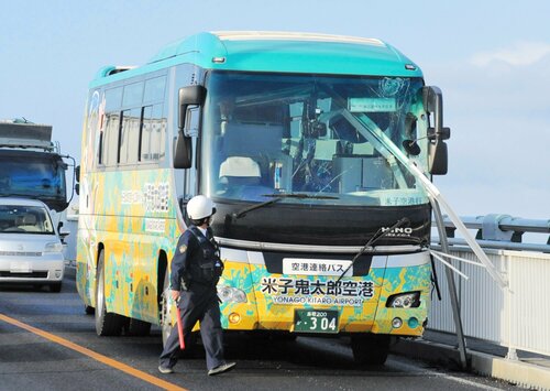 ガードレールがフロントガラスを突き破った空港連絡バス＝9日午前8時45分ごろ、松江市八束町の江島大橋