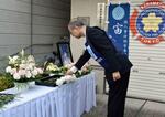 　小林順子さんが殺害された現場の自宅跡地で献花する父賢二さん＝１５日午前、東京都葛飾区