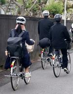 　ヘルメットをかぶって自転車で登校する高校生＝１２月、愛媛県内