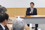 　関係府省庁の幹部らにあいさつする松村国家公安委員長＝１０日午後、警察庁