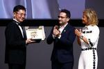 　カンヌ国際映画祭でスタジオジブリが「名誉パルムドール」を受賞し、トロフィーを受け取った宮崎吾朗監督（左）＝２０日、フランス・カンヌ（ロイター＝共同）