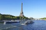 　パリ五輪開会式の運営テストで、パリ中心部のセーヌ川を進む船団＝７月１７日