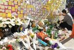 　ソウル梨泰院の雑踏事故から１年となり、現場では犠牲者を追悼する人の姿が絶えなかった＝２９日（共同）