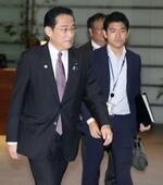 　岸田首相と長男翔太郎氏（右）＝昨年５月、首相官邸