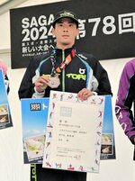 トライアスロン成年男子で３位入賞した岩本敏＝６日、佐賀県唐津市波戸・名護屋特設会場