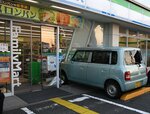コンビニのガラス戸に衝突した軽乗用車＝２６日午後４時５０分ごろ、鳥取市吉成１丁目