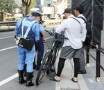 　警視庁が「モペット」を対象に行った取り締まり＝７月、東京都渋谷区