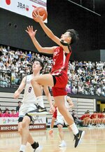  男子準々決勝・鳥取城北－福岡大大濠　鳥取城北は第１クオーターで新谷がシュートを決めて１９－１０とリードを広げる＝福岡市照葉積水ハウスアリーナ 