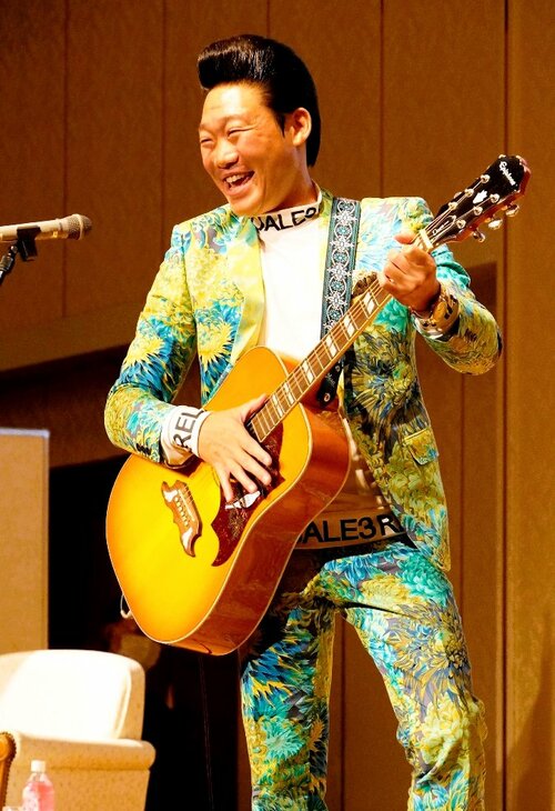 ギターを弾きながら即興のオリジナル曲を歌うみやぞんさん＝２４日、ＪＲ鳥取駅前のホテルニューオータニ鳥取