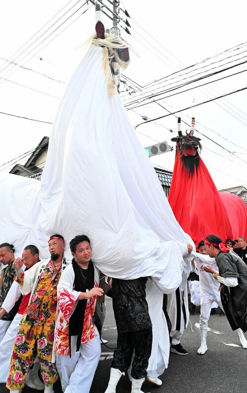 巨大な紅白の怪獣「牛鬼」。首を上下左右に振りながら行進して見物客を沸かせた