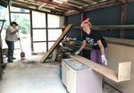　空き家の改修作業をする小谷雅美さん（右）＝２０２１年、奈良県上北山村