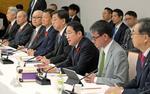 　デジタル行財政改革会議の初会合であいさつする岸田首相（右から３人目）ら＝１１日午後、首相官邸
