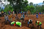 　エチオピア南部ゴファの地滑りの現場で、捜索作業に当たる人々＝２３日（ゴファ地区政府広報局提供・ゲッティ＝共同）