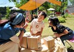 グリーンマーケットに参加し、木の絵本に興味津々の子どもたち＝２５日、香美町村岡区森脇の「うづかの森」