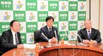 参院選に関する自民党島根県連の対応を説明する（左から）絲原会長、三浦参院議員、園山幹事長＝２２日、松江市内中原町の同県連