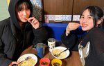 寄付されたカニなどの食材を味わう子ども食堂の利用者＝２０２４年１２月１８日、東京都板橋区のみなぱ食堂（提供）