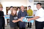 倉吉養護学校の生徒（右）が制作した酒器を受け取る飲食店主ら＝２０１７年９月20日、鳥取県倉吉市