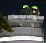 　社名の看板が撤去されたジャニーズ事務所の本社ビル＝６日未明、東京都港区