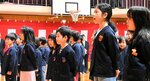 開校式で校歌を斉唱する児童たち＝８日、香美町香住区の香住小