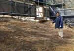 　新たな発掘調査が始まった奈良市の富雄丸山古墳について説明する同市埋蔵文化財調査センターの鐘方正樹所長＝４日午前