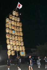 　「竿灯まつり」本番に向け練習する下肴町竿灯会のメンバー＝２６日、秋田市