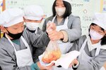 加熱したソースの材料とパスタを混ぜ合わせる児童＝１４日、香美町小代区実山の小代小