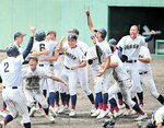 ６年ぶりに夏の甲子園出場を決めて喜びを爆発させる鳥取城北の選手。土壇場で勝負強さを発揮した＝ヤマタスポーツパーク野球場