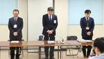 　記者会見で謝罪する熊本市交通局の担当者ら＝９日午後、熊本市