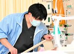 患者に声をかける藤井医師＝昨年１２月、米子市西町の鳥取大医学部付属病院高度救命救急センター