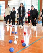 狙い定めて！　白色のボールめがけて慎重に。「ボッチャ」は力加減が難しい