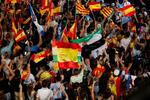 　スペイン・マドリードの国民党本部前で旗を振る支持者ら＝２３日（ロイター＝共同）
