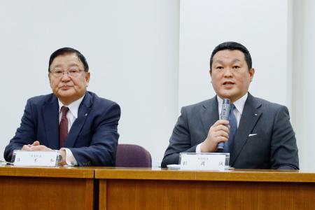 　避難指示解除について記者会見する福島県飯舘村の杉岡誠村長。左は葛尾村の篠木弘村長＝２４日午後、福島県庁