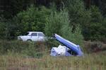 　小型ジェット機の墜落現場付近で見つかった機体の一部＝２４日、ロシア・トベリ州（ロイター＝共同）