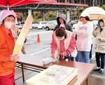 つきたてのよもぎ餅を目当てに訪れた来場者（右）＝２３日、香美町村岡区福岡の道の駅ハチ北