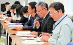 湖山池の水質改善などについて意見を交わす出席者ら＝２１日、鳥取県庁