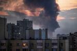 　２１日、ウクライナ首都キーウで、ロシアのミサイル攻撃の後に立ち上る煙（ロイター＝共同）