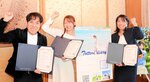 とっとりｄｉａｒｙインフルエンサーに任命された（右から）田中さん、佐々木さん、小林さん＝２４日、鳥取県庁