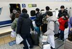 　利用客で混雑するＪＲ東京駅の東海道新幹線ホーム＝２９日午前