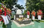 　戦時中、在留邦人が避難した場所にある平和友好記念碑＝２０２４年７月、フィリピン・ダバオ近郊（沖縄ツーリスト提供、共同）