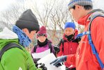 地図とコンパスを使って位置やルートを把握する練習を行う中学生＝１２月２６日、香美町小代区新屋のとちのき村