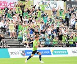 今治戦での田中（中央）の勝ち越し弾に沸くスタジアム。サポーターの声援がチームを後押しする＝１日、オールガイナーレＹＡＪＩＮスタジアム