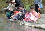 　奈良県五條市の吉野川で行われた「流しびな」＝７日午後