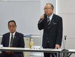 　自民党福井県連の執行部会で、政治資金パーティー事件について発言する山崎正昭参院議員（右）＝２２日午前、福井市