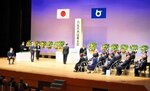 戦没者慰霊祭で献花する参列者＝２４日、鳥取市民会館
