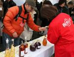 　「全国梅酒まつりｉｎ水戸２０２４」で、梅酒を飲み比べる参加者＝１日午前、水戸市の常磐神社