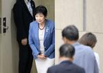 　東京都議会の本会議を終え、引き揚げる小池百合子知事。都知事選への３選出馬を表明した＝１２日午後