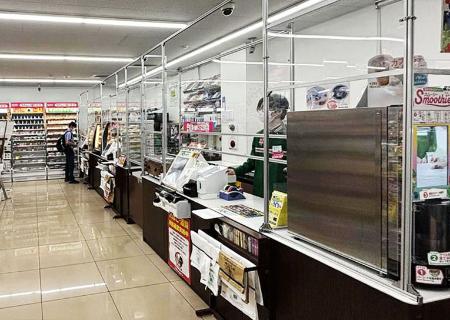 　深夜の１人勤務を想定し、防犯システムを導入したセブン―イレブンの店舗＝東京都江東区