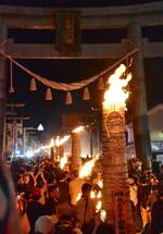 　夏の登山シーズンの終わりを告げる「吉田の火祭り」＝２６日夜、山梨県富士吉田市