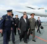 　１６日、ロシア極東ウラジオストクを訪れ、ロシアのショイグ国防相（中央右）と歩く北朝鮮の金正恩朝鮮労働党総書記（中央）（朝鮮中央通信＝共同）