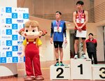 表彰式に登場し、上位選手の晴れ舞台に花を添えるペコちゃん＝１６日、鳥取市のヤマタスポーツパーク陸上競技場